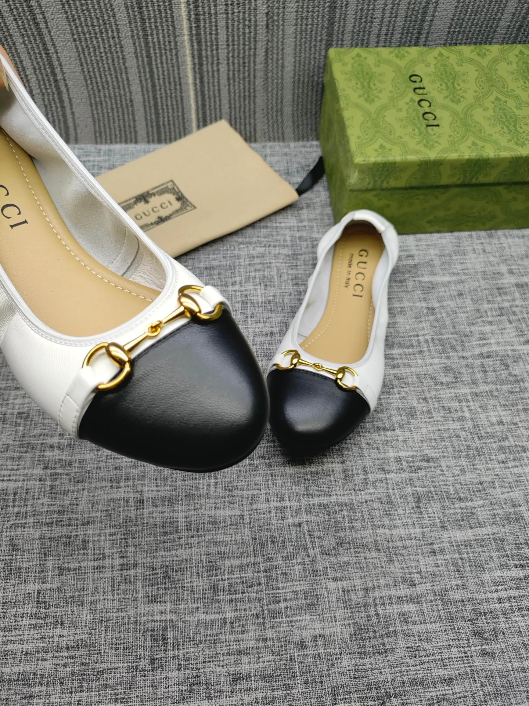 👟👟Ex-factory price 320👟👟 GUCCI's latest horsebit women's flat ballet shoes and egg roll shoes are super comfortable. The fabric is made of imported top-grade soft sheepskin. It is very comfortable on the feet and will not rub your feet. You can also roll it up and put it in your bag. It is easy to carry with you. The super soft soles are a must-have item for fairies whether you are going out for business, work, travel, shopping or at home. Fashionable and versatile, it is an indispensable pair of shoes for you. Fabric: Made of imported soft sheepskin Color: 6 colors available Outsole: PPC rubber outsole Size 34-42 (34.41.42 needs to be customized)